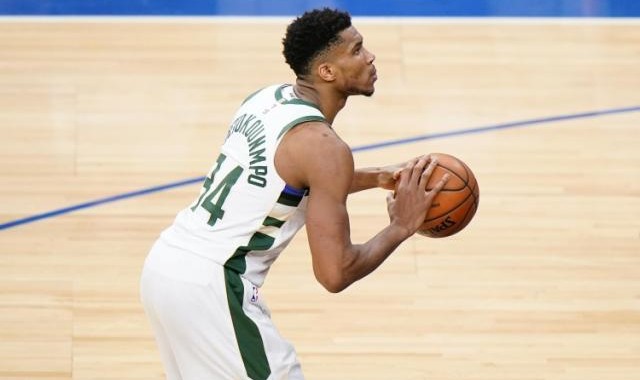 半岛体育app下载-再临绝境又要翻山 大战当前字母哥仍有轻松心态