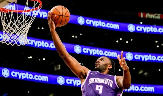 半岛体育-查克|国王底薪淘宝成功！解析阿丘瓦vs太阳精彩攻防&amp;amp;残暴隔扣表现